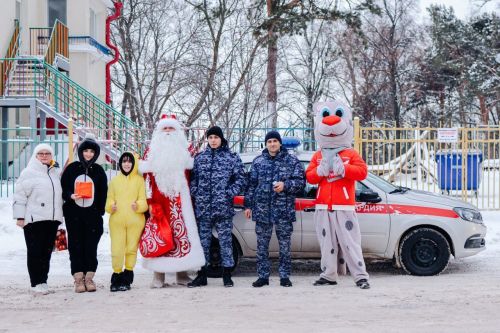 Участники «Движения Первых» поздравили спасателей и силовиков в рамках акции «Российский Дед Мороз»