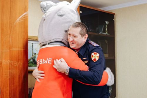 Участники «Движения Первых» поздравили спасателей и силовиков в рамках акции «Российский Дед Мороз»