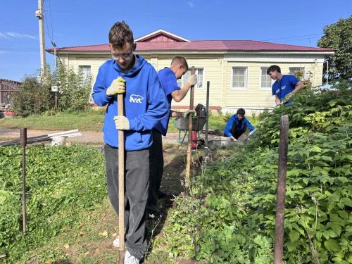 Алабуга активистлары Өлкәннәр көнендә ветеранга ярдәм итте