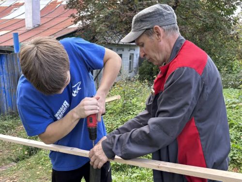 Алабуга активистлары Өлкәннәр көнендә ветеранга ярдәм итте