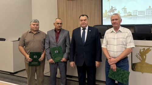 Алабугадан өч машина йөртүче район башлыгының мактау грамоталарын алды