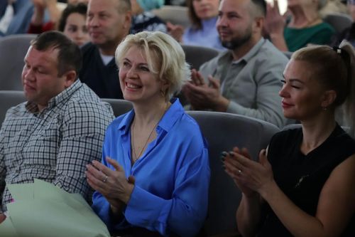 Шесть тренеров наградили в честь профессионального праздника в Елабуге