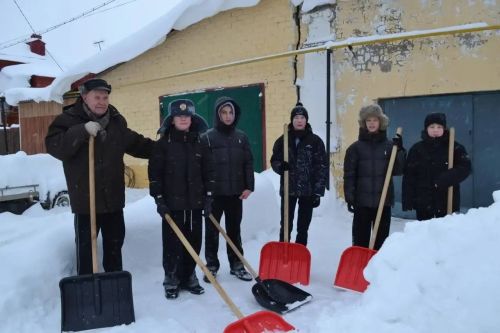 Школьники Елабуги помогли ветерану труда расчистить двор после снегопада