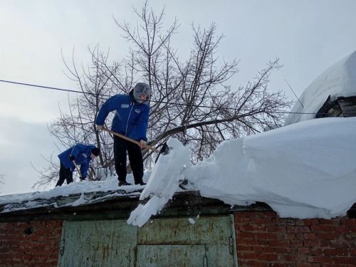 Волонтеры в Елабуге помогают семьям участников СВО и ветеранам с уборкой снега