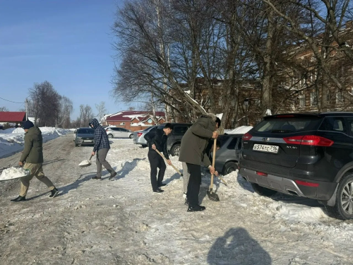 Преподаватели и студенты Елабужского института КФУ вышли на уборку снега