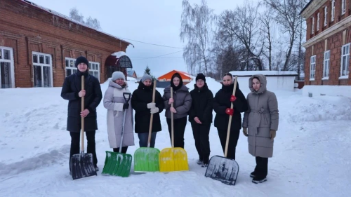 Преподаватели и студенты Елабужского института КФУ вышли на уборку снега