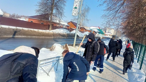 Студенты Елабужского политехнического колледжа вышли на уборку снега