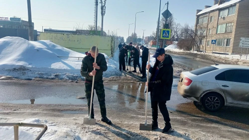 Студенты Елабужского политехнического колледжа вышли на уборку снега