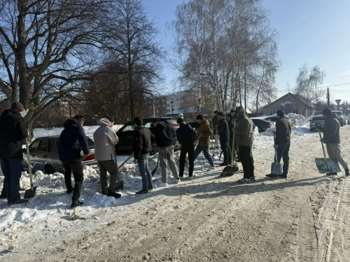 Преподаватели и студенты Елабужского института КФУ вышли на уборку снега