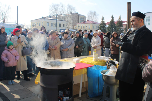 «Пир в мир»: в Елабуге учились готовить настоящий азиатский плов