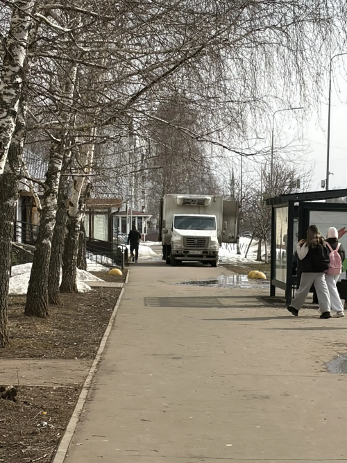 На проспекте Мира в Елабуге вновь паркуются на тротуарах: трагедия 2023 года ничему не научила