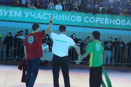 Алабугада көрәш буенча Татарстан беренчелеге уза: 345 егет «Ялкын» журналы призлары өчен көрәшә