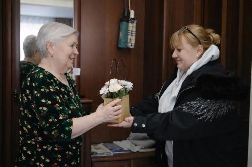 В Елабуге и сельских поселениях вручили букеты матерям погибших бойцов