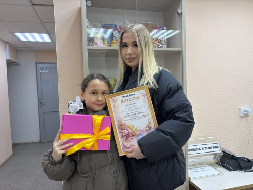 «Она самая лучшая»: вторая победительница конкурса «Моя вторая мама» пришла за призом с ученицей
