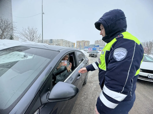 Цветы вместо штрафов: в Елабуге автоинспекторы поздравили женщин-водителей с 8 Марта