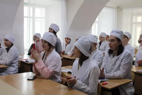 Йөрәк түрендә сакланган хат: СВО ветераны үзенә хат язган студент кыз белән очрашты