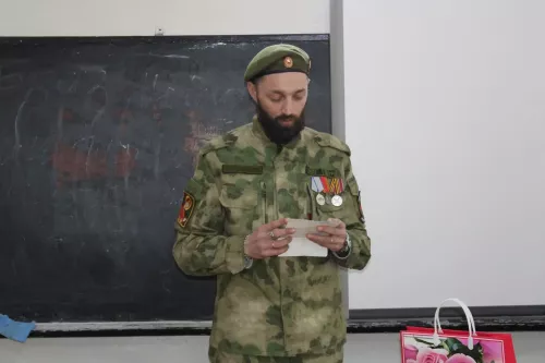 Йөрәк түрендә сакланган хат: СВО ветераны үзенә хат язган студент кыз белән очрашты
