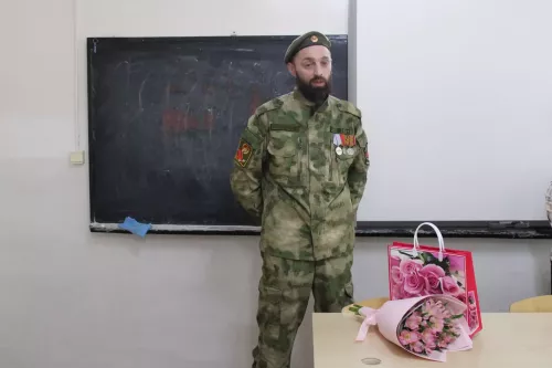 Йөрәк түрендә сакланган хат: СВО ветераны үзенә хат язган студент кыз белән очрашты