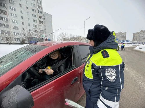 Цветы вместо штрафов: в Елабуге автоинспекторы поздравили женщин-водителей с 8 Марта