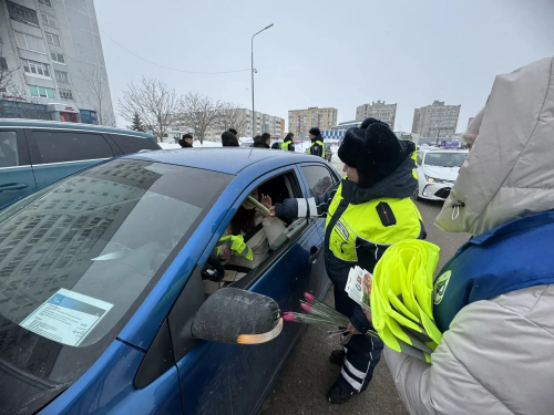 Цветы вместо штрафов: в Елабуге автоинспекторы поздравили женщин-водителей с 8 Марта