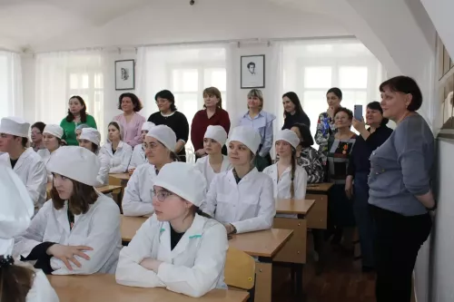 Йөрәк түрендә сакланган хат: СВО ветераны үзенә хат язган студент кыз белән очрашты