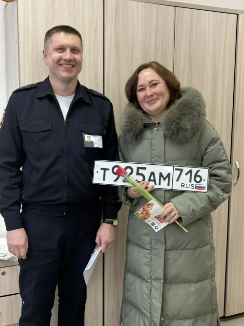 Цветы вместо штрафов: в Елабуге автоинспекторы поздравили женщин-водителей с 8 Марта
