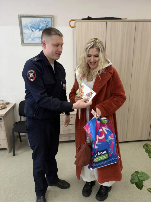 Цветы вместо штрафов: в Елабуге автоинспекторы поздравили женщин-водителей с 8 Марта