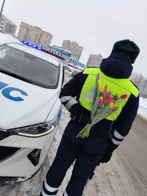 Цветы вместо штрафов: в Елабуге автоинспекторы поздравили женщин-водителей с 8 Марта