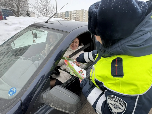 Цветы вместо штрафов: в Елабуге автоинспекторы поздравили женщин-водителей с 8 Марта