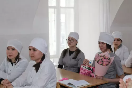 Йөрәк түрендә сакланган хат: СВО ветераны үзенә хат язган студент кыз белән очрашты