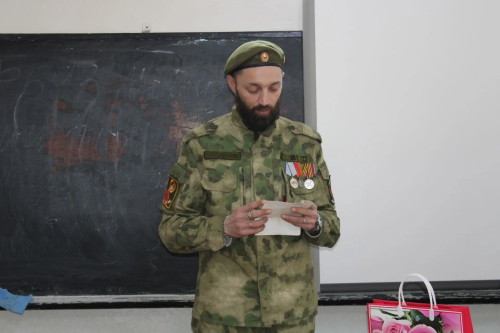 Письмо, которое хранилось у сердца: ветеран СВО встретился со студенткой из Елабуги, чьи строки спасали его в бою