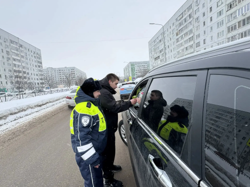 Цветы вместо штрафов: в Елабуге автоинспекторы поздравили женщин-водителей с 8 Марта