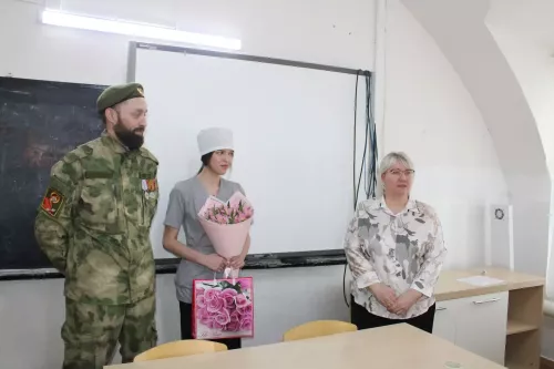 Йөрәк түрендә сакланган хат: СВО ветераны үзенә хат язган студент кыз белән очрашты