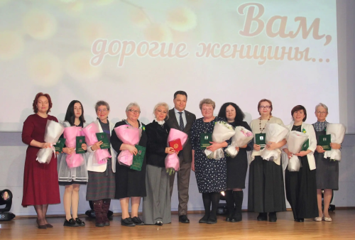 Мужчины поздравили елабужанок с 8 Марта со сцены