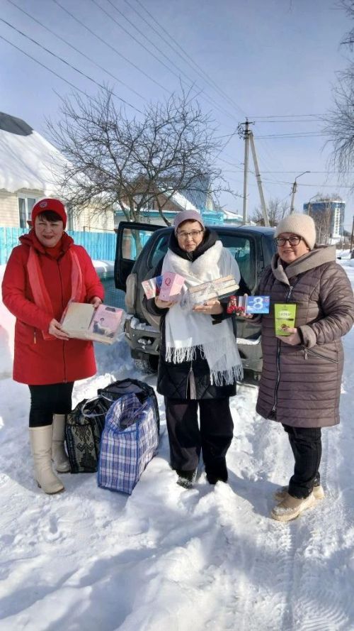 Почти 300 книг в подарок: ветераны комсомола поздравили сельскую библиотеку с 8 Марта