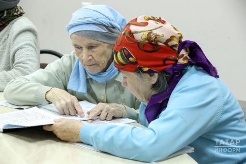 Алабугада «Өлкән кешене тәрбиягә алган гаилә» проекты эшли