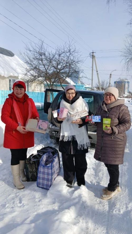 Почти 300 книг в подарок: ветераны комсомола поздравили сельскую библиотеку с 8 Марта