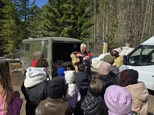 «Подарим дом птицам»: елабужские школьники отметили Международный день птиц в национальном парке «Нижняя Кама»