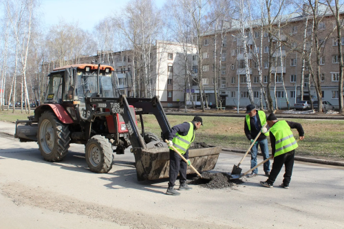 В Елабуге ведут ямочный ремонт дорог