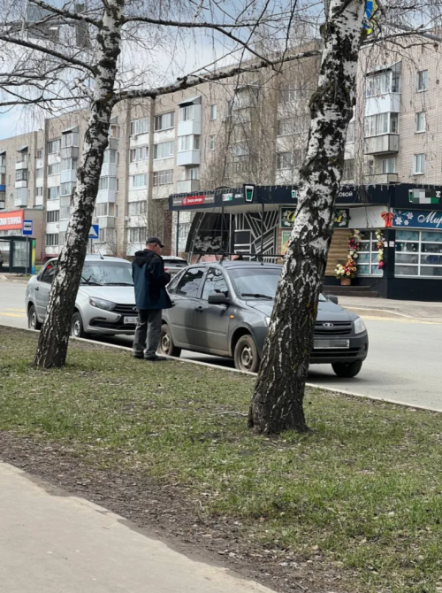 Прогулка ценой в две тысячи: в Елабуге любителям ходить по газонам грозят штрафы
