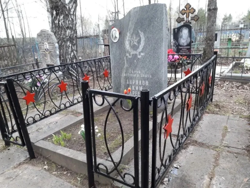 Елабужские студенты привели в порядок захоронение Героя Советского Союза