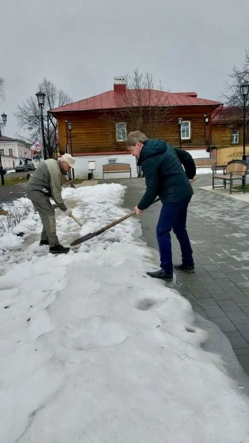 В Елабуге проходит общегородской субботник