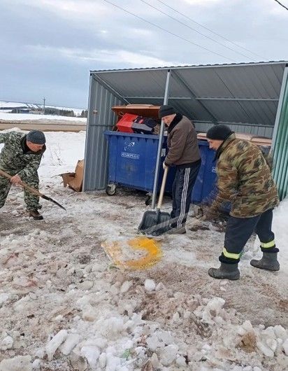 В селах Елабужского района стартовали субботники в рамках двухмесячника по уборке
