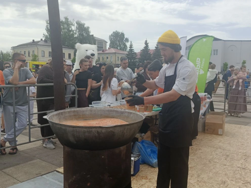 Том ям с морепродуктами готовили на фестивале «Пир в мир» в Елабуге