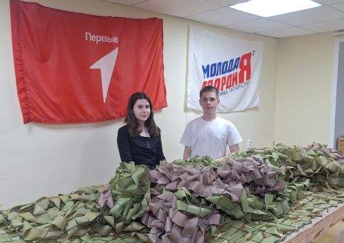 Волонтёры Победы в Елабуге сплели 57 маскировочных сетей для бойцов