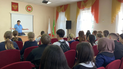 В Елабуге школьникам рассказали об опасности дроперства и правилах дорог