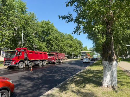 На проспекте Нефтяников в Елабуге укладывают новый асфальт