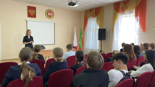 В Елабуге школьникам рассказали об опасности дроперства и правилах дорог