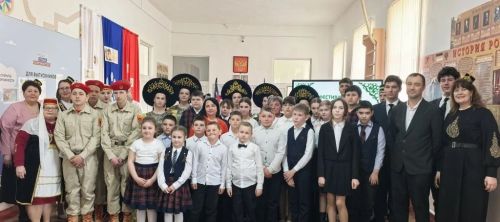 «Мы вместе»: две елабужские семьи совершили гуманитарную миссию в Волновахский район