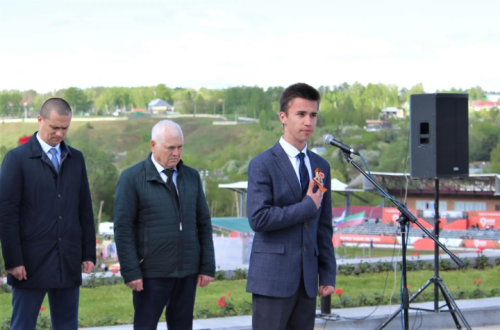 Җиңү көнендә Алабугада сугышчыларның гаиләләренә бүләкләр тапшырдылар һәм Россиянең ике Героена бюстлар ачтылар